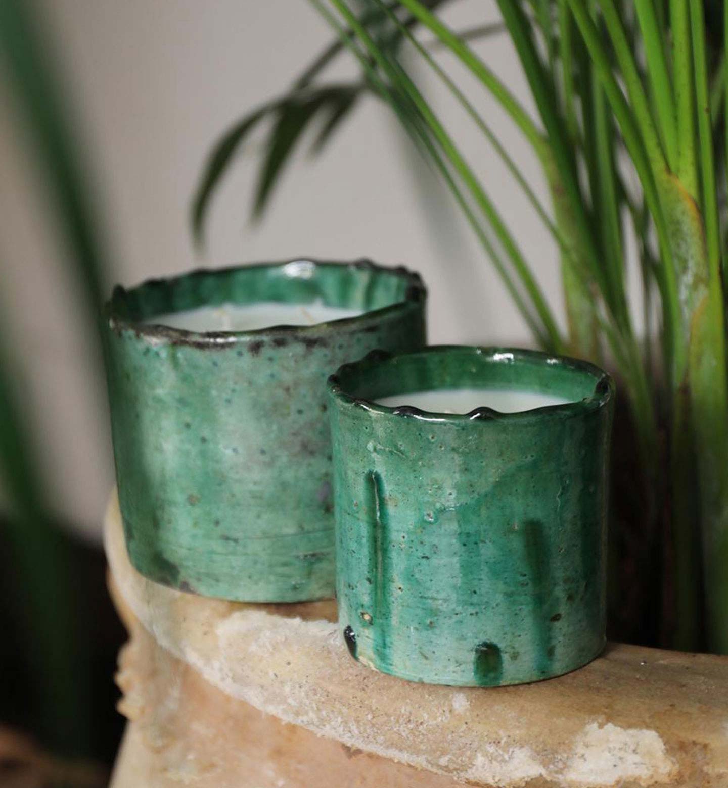 deux bougies contenues dans des poteries de tamegroute
